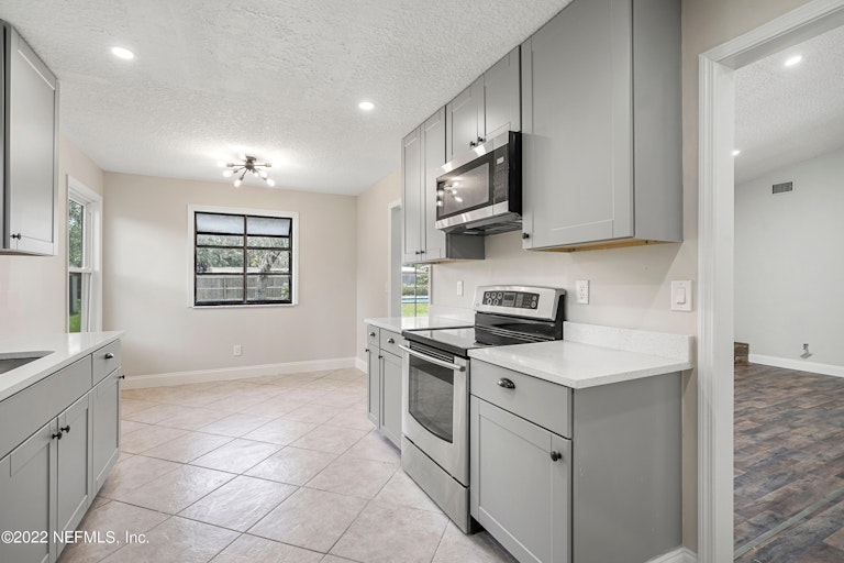 Photo 12 of 27 - 852 Maplewood Ln, Orange Park, FL 32065
