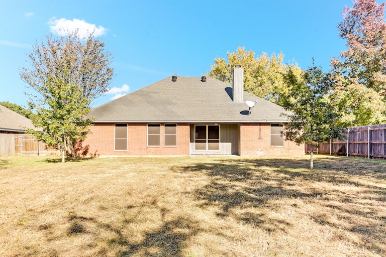 Photo 4 of 24 - 1729 Spinnaker Ln, Azle, TX 76020