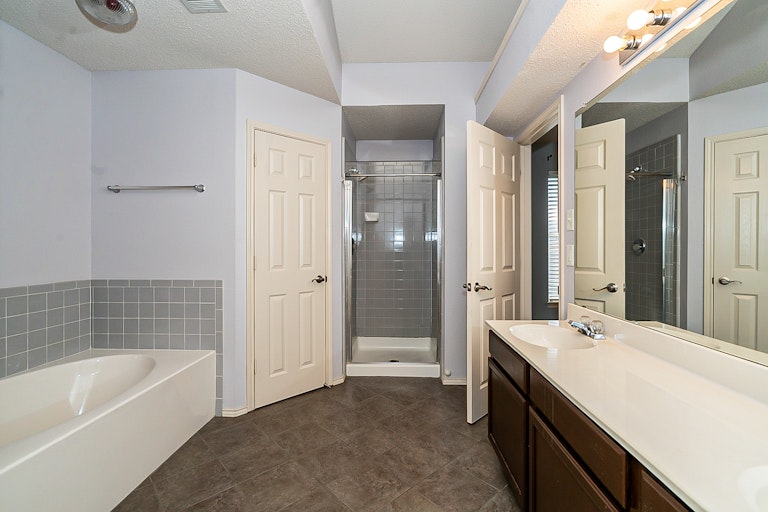 Photo 6 of 25 - 10252 Dawson Trl, Fort Worth, TX 76108
