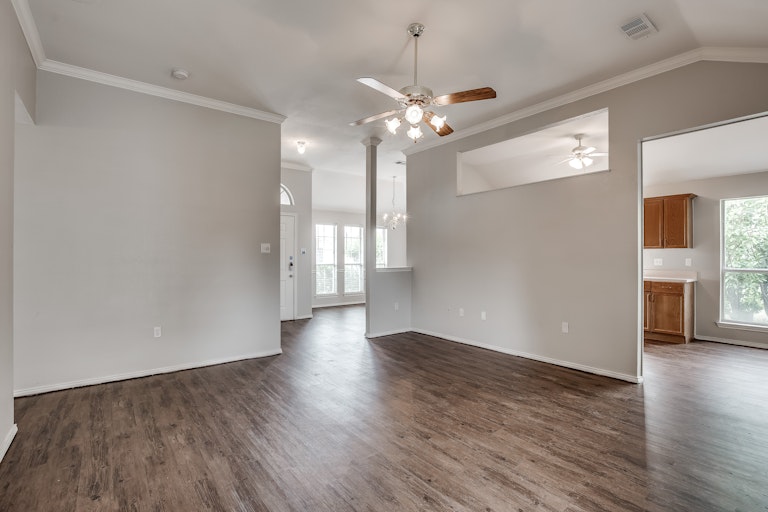 Photo 8 of 28 - 6910 Todd Ln, Sachse, TX 75048