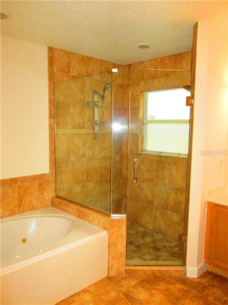 Photo 15 of 25 - 33211 Lake Bend Cir, Leesburg, FL 34788