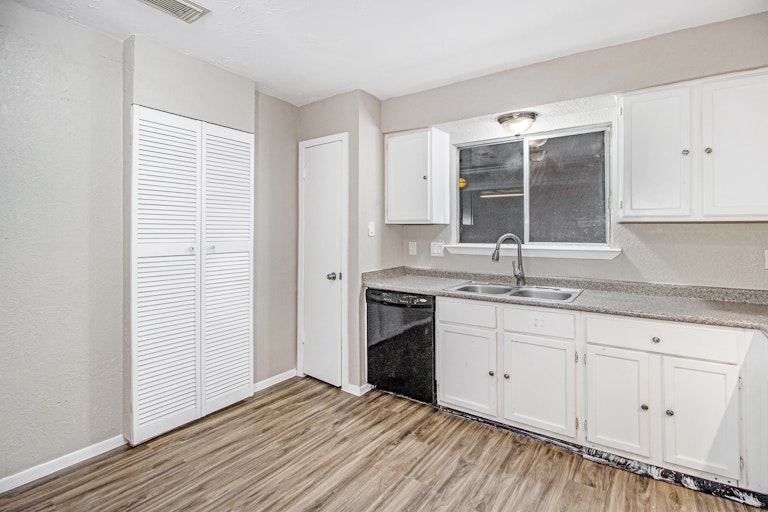 Photo 9 of 17 - 8914 Beau Monde Dr, Houston, TX 77099