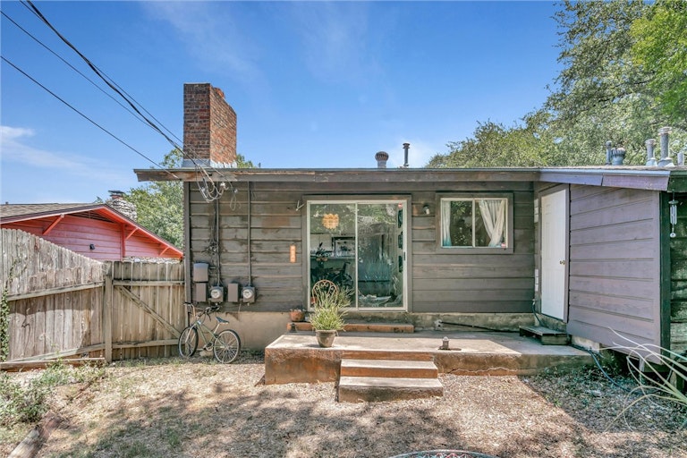 Photo 19 of 23 - 2307 Montclaire St Unit A, Austin, TX 78704