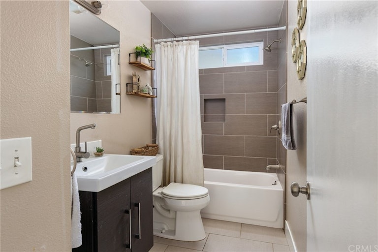 Photo 19 of 19 - 1721 N Oak Knoll Dr, Anaheim, CA 92807