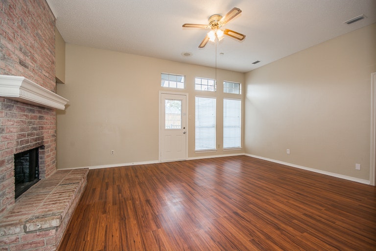 Photo 9 of 28 - 1517 Wesley Dr, Mesquite, TX 75149
