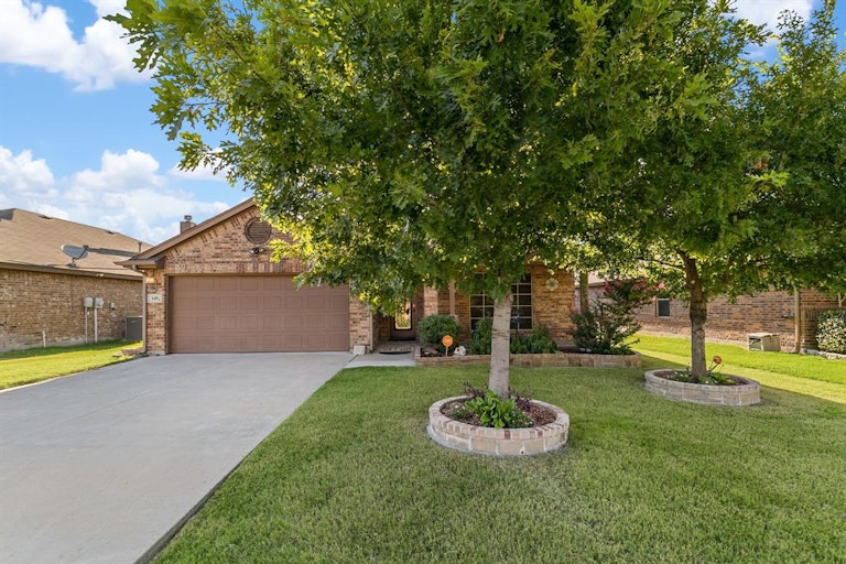 Photo 2 of 35 - 149 Spring Hollow Dr, Fort Worth, TX 76131