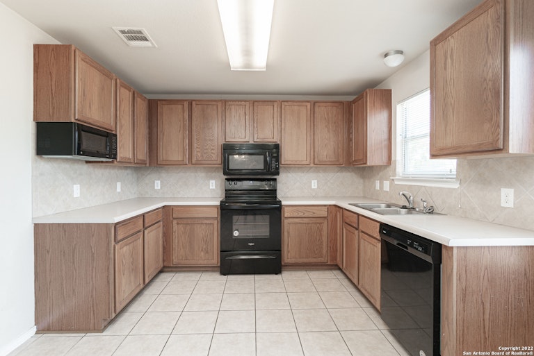 Photo 8 of 21 - 3622 Archer Blvd, New Braunfels, TX 78132