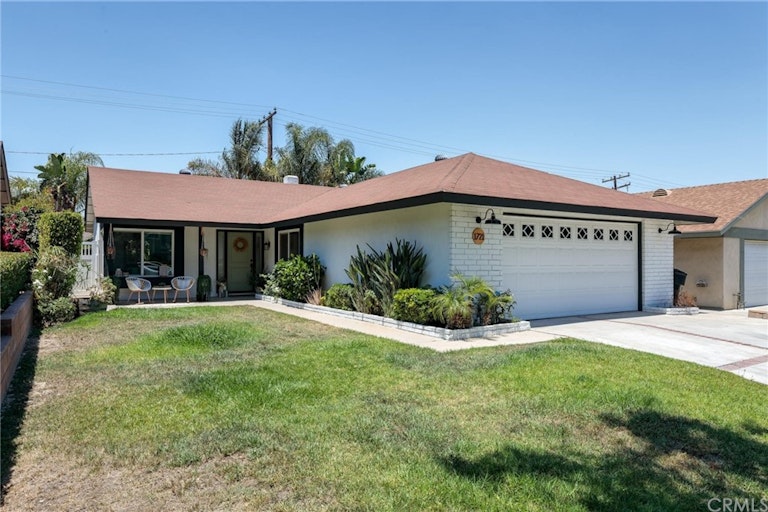 Photo 2 of 19 - 1721 N Oak Knoll Dr, Anaheim, CA 92807