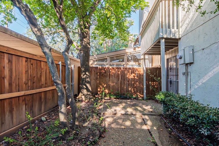 Photo 18 of 25 - 9326 Emberglow Ln, Dallas, TX 75243
