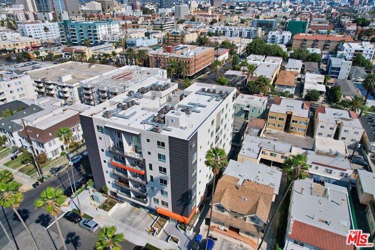Photo 2 of 29 - 900 S Kenmore Ave Unit PH2, Los Angeles, CA 90006