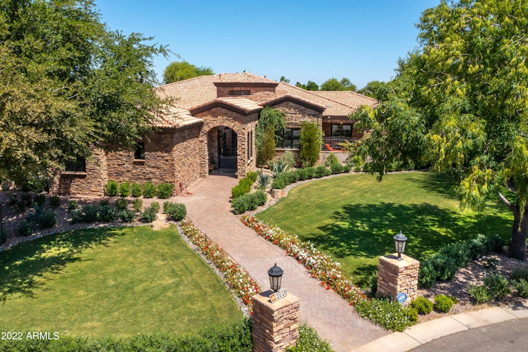 Photo 3 of 44 - 2026 E Avenida Del Valle Ct, Gilbert, AZ 85298