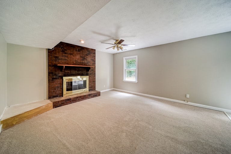 Photo 5 of 31 - 2519 Brocklin Dr, Grayson, GA 30017