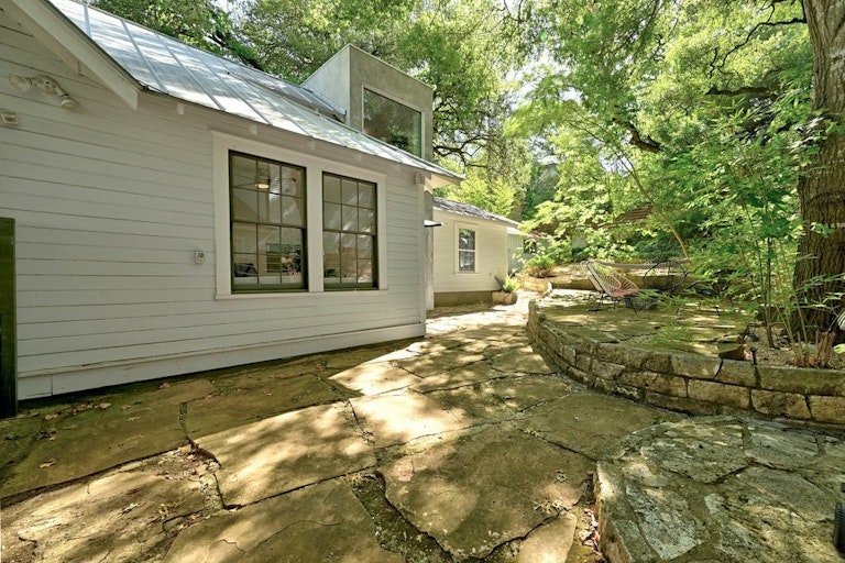 Photo 25 of 28 - 1207 Alta Vista Ave, Austin, TX 78704