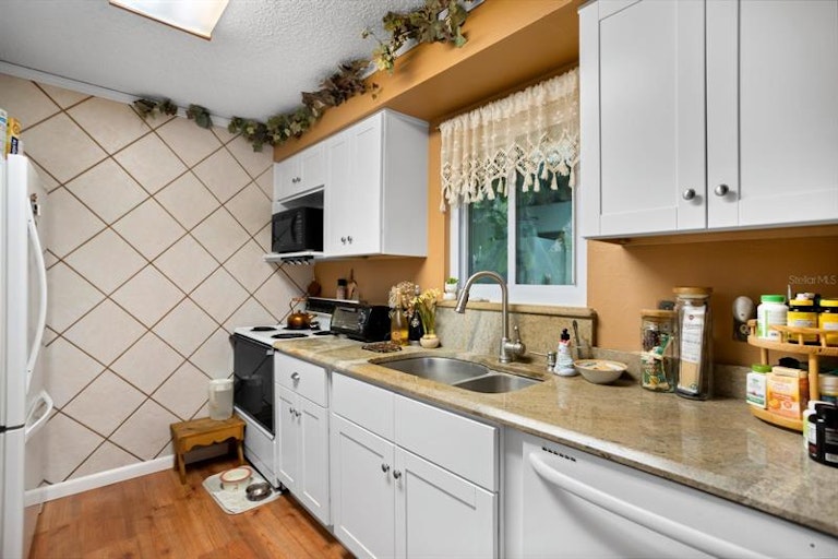 Photo 14 of 38 - 11549 58th St N, Pinellas Park, FL 33782