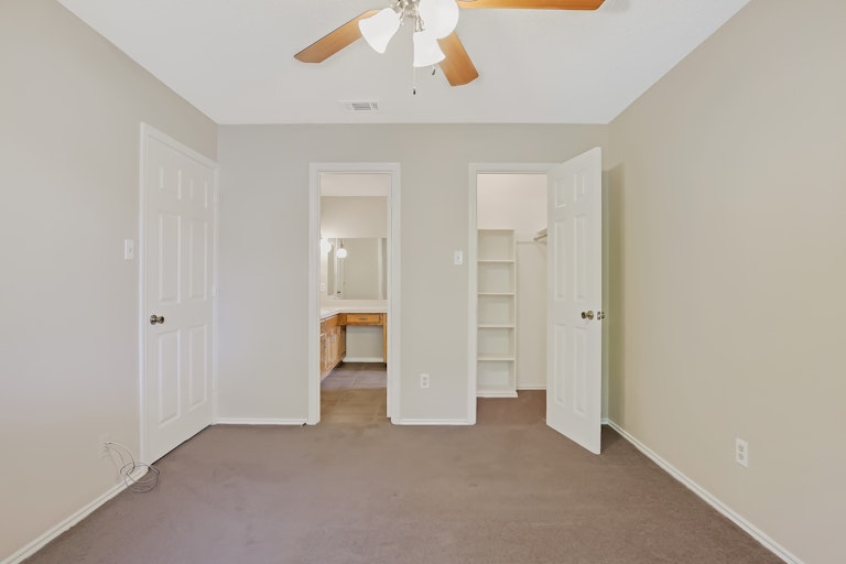 Photo 17 of 25 - 404 Rivervalley Ct, Arlington, TX 76006