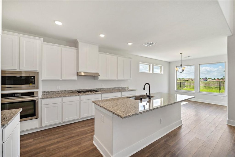 Photo 9 of 35 - 1610 Sequoia Run Dr, Rosharon, TX 77583