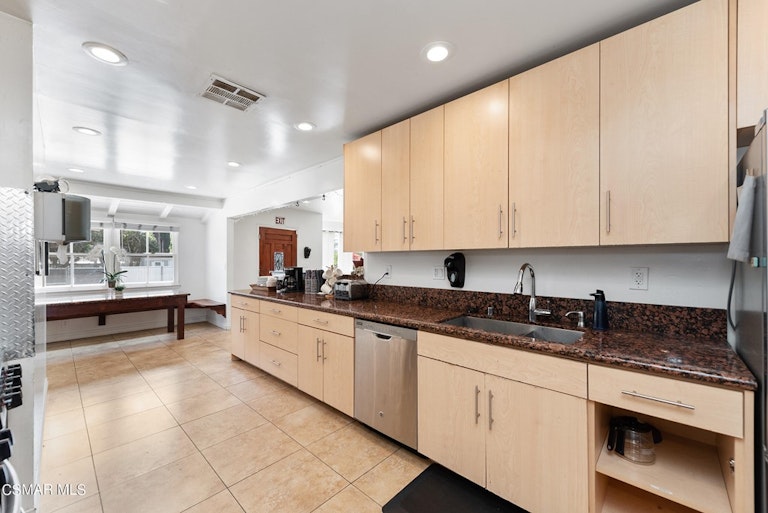 Photo 16 of 54 - 982 E Janss Rd, Thousand Oaks, CA 91360