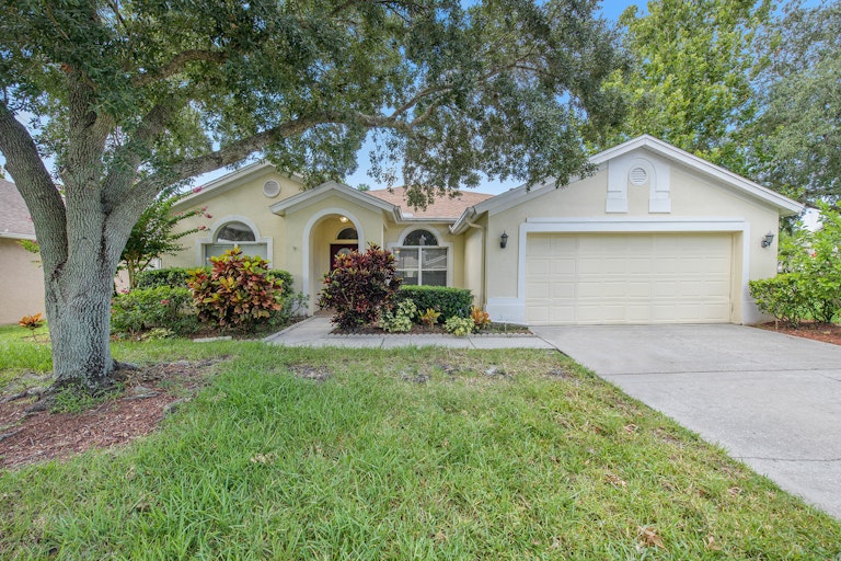 Photo 1 of 19 - 10610 Weybridge Dr, Tampa, FL 33626