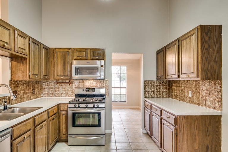 Photo 6 of 23 - 505 Country View Ln, Garland, TX 75043