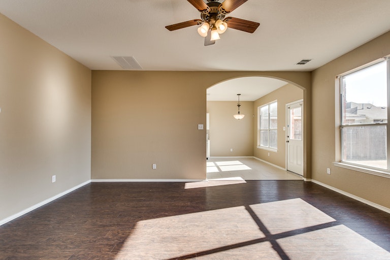 Photo 10 of 31 - 2700 Mountain Lion Dr, Fort Worth, TX 76244