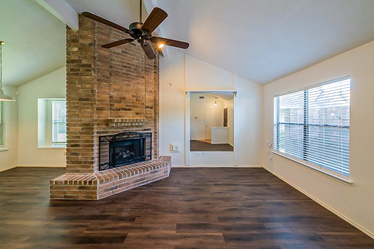 Photo 5 of 28 - 26 Parkbriar Cir, Baytown, TX 77521