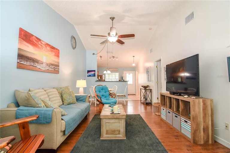 Photo 4 of 29 - 252 Sea Mist Dr, Treasure Island, FL 33706