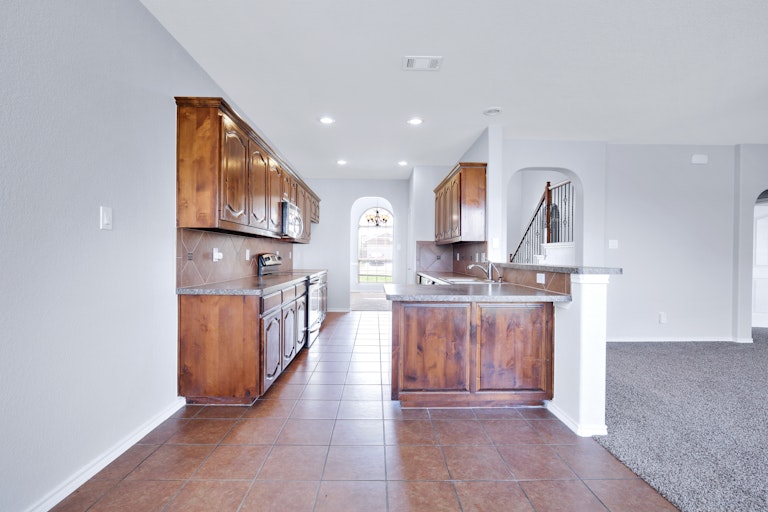 Photo 14 of 33 - 8521 Field Creek Ct, Fort Worth, TX 76134