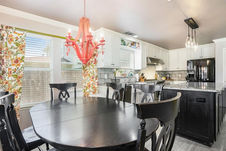 Photo 13 of 34 - 5901 Westgate Dr, Fort Worth, TX 76179