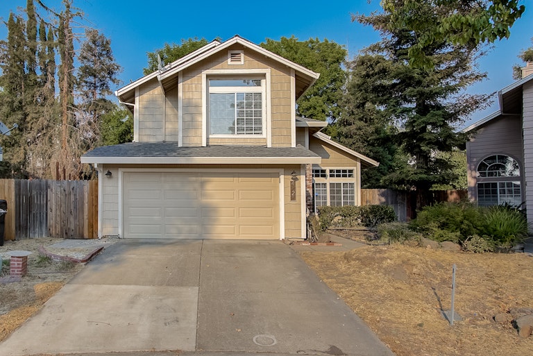 Photo 12 of 39 - 4025 Honey Rose Pl, Antelope, CA 95843