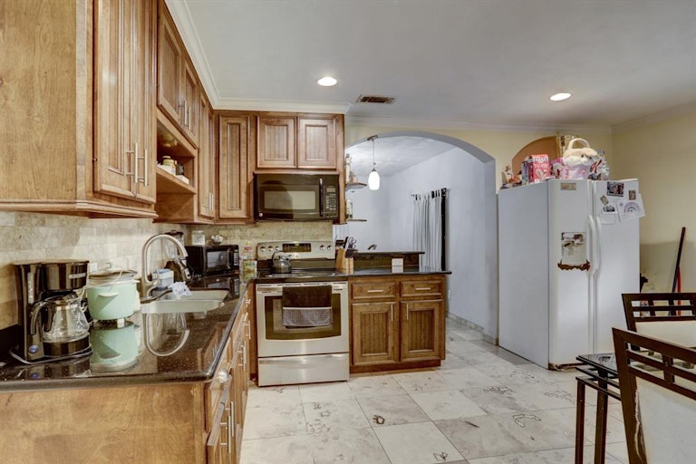 Photo 10 of 15 - 2505 N Ave, Pasadena, TX 77506