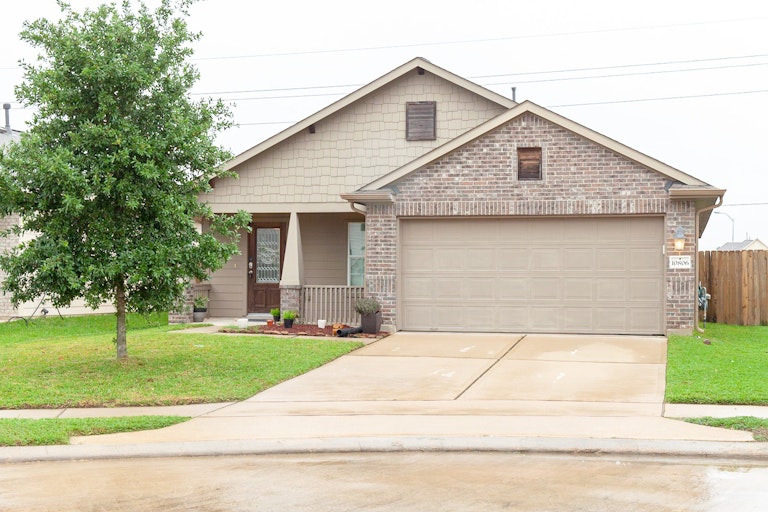 Photo 1 of 16 - 10806 Harston Dr, Tomball, TX 77375