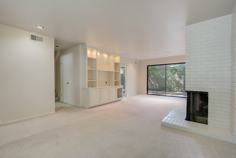Photo 16 of 35 - 106 Hartnell Pl, Sacramento, CA 95825