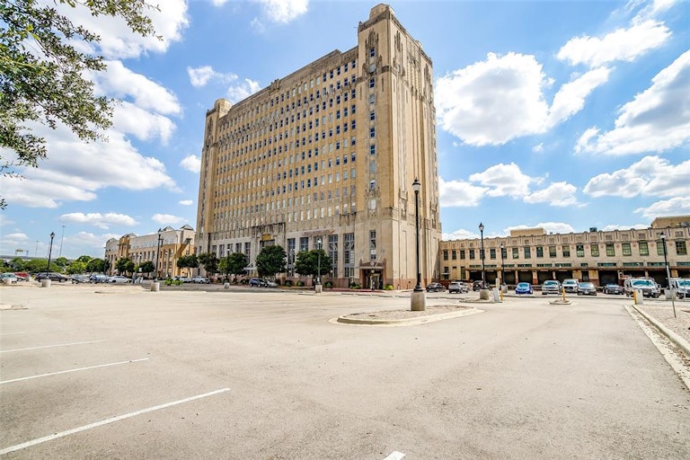 Photo 2 of 30 - 221 W Lancaster Ave #7010, Fort Worth, TX 76102