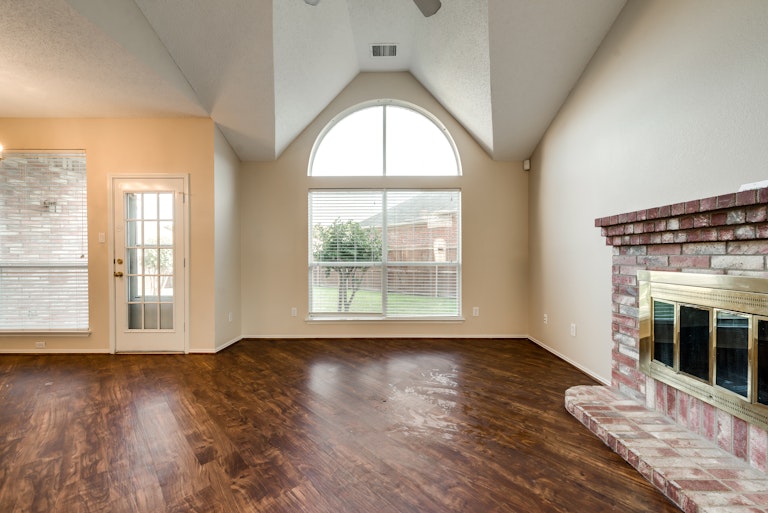Photo 11 of 27 - 2124 Amber Spgs, Mesquite, TX 75181