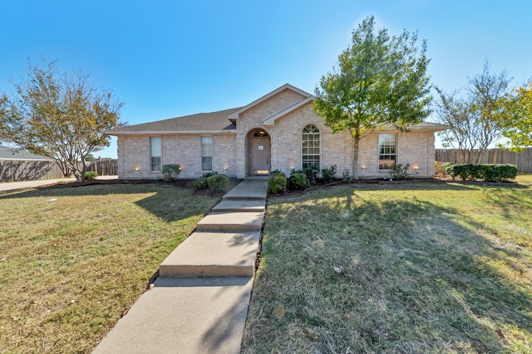 Photo 1 of 28 - 940 High Point Dr, Midlothian, TX 76065
