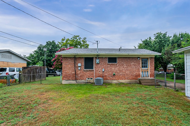 Photo 7 of 17 - 1008 Powell Rd, Mesquite, TX 75149