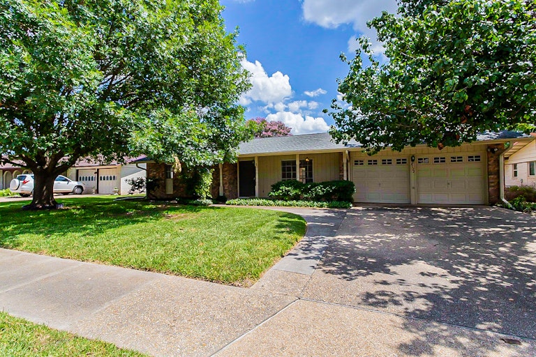 Photo 1 of 19 - 4122 Modena Dr, San Antonio, TX 78218
