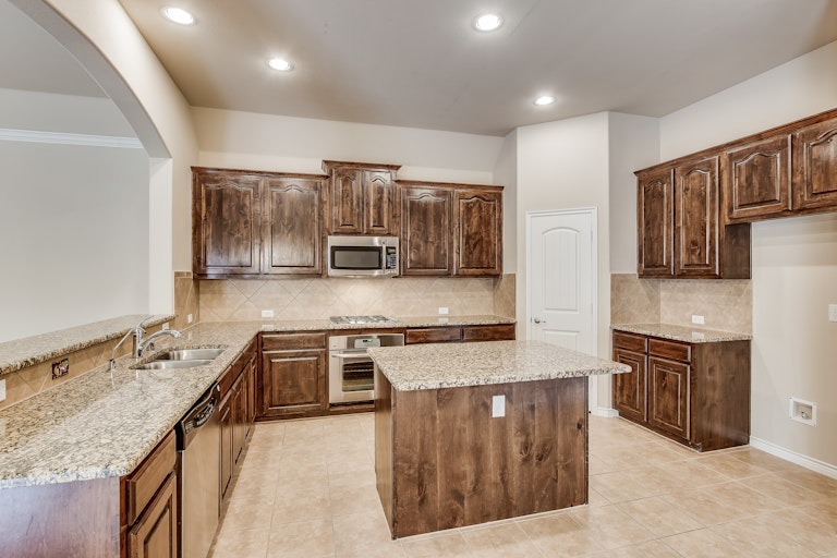 Photo 11 of 25 - 1816 Sanderlain Ln, Allen, TX 75002