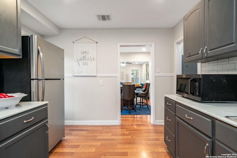 Photo 10 of 24 - 1720 El Monte Blvd, San Antonio, TX 78201
