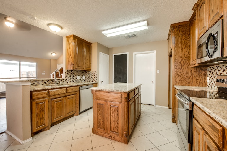 Photo 4 of 25 - 10612 Towerwood Dr, Fort Worth, TX 76140