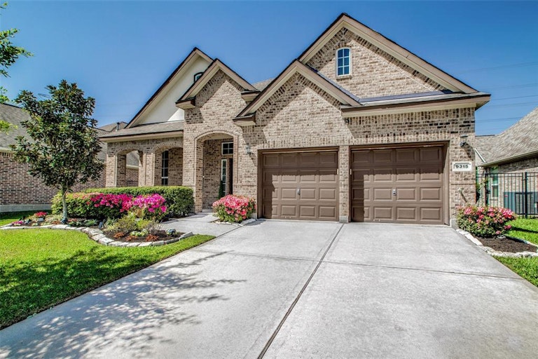 Photo 3 of 34 - 9315 Mystic Falls Ln, Humble, TX 77396