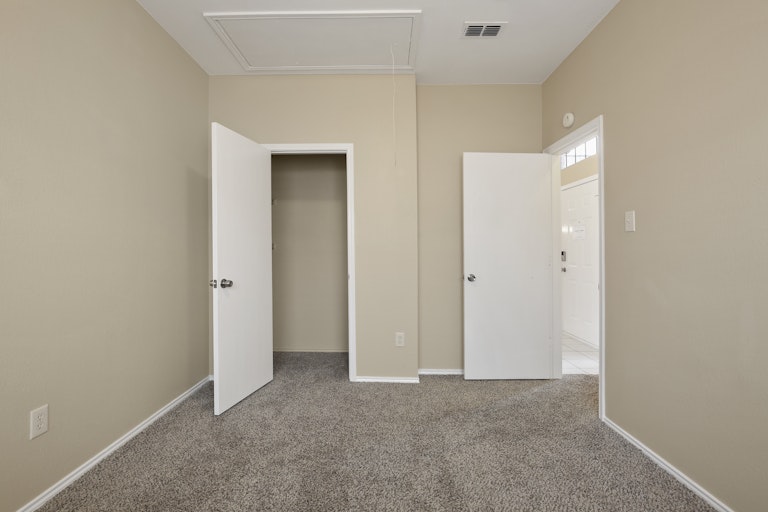 Photo 23 of 28 - 7703 Danuers Ln, Arlington, TX 76002