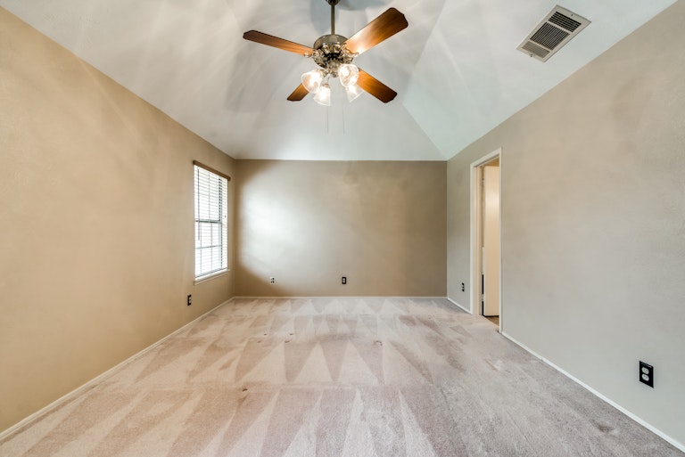 Photo 17 of 30 - 253 Bellwood Dr, Garland, TX 75040