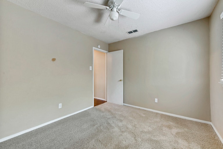 Photo 22 of 25 - 419 Thorn Wood Dr, Euless, TX 76039