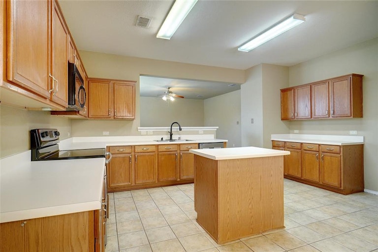 Photo 14 of 34 - 1709 White Dove Ln, Denton, TX 76210