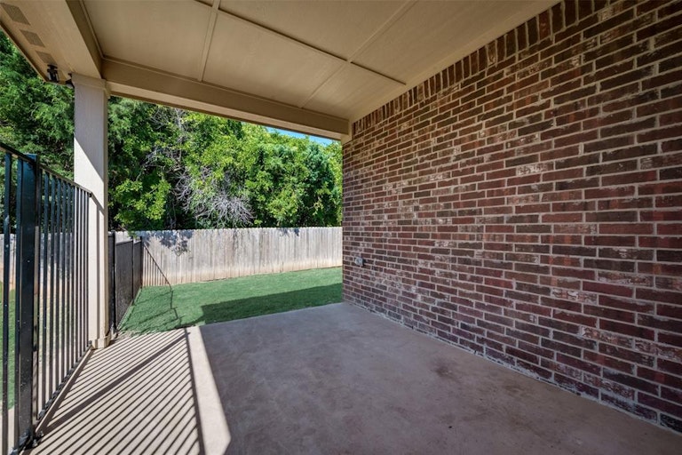 Photo 9 of 27 - 1112 Bluffview Dr, Hutchins, TX 75141