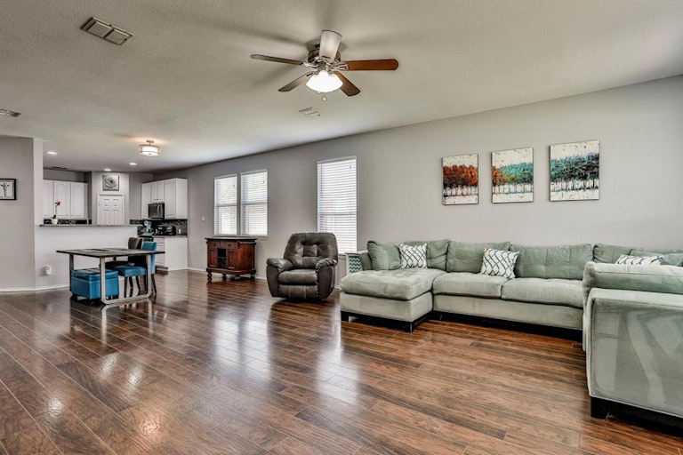 Photo 9 of 28 - 8429 Greylock Ct, Fort Worth, TX 76137