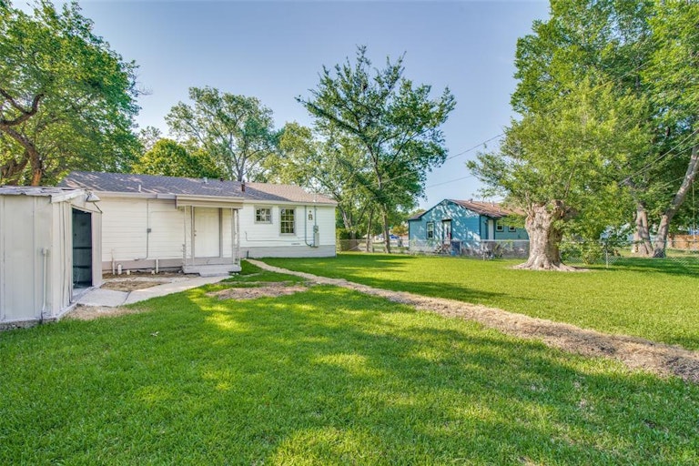 Photo 23 of 25 - 1109 Belmont Dr, Garland, TX 75040