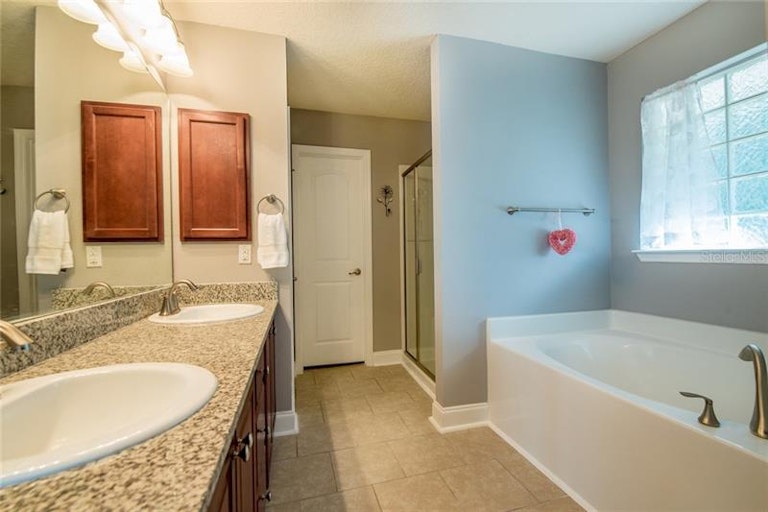Photo 17 of 25 - 703 Cinnamon Fern Ln, Deland, FL 32720