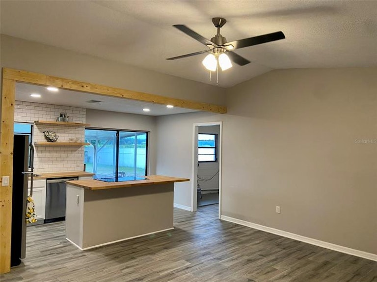 Photo 4 of 18 - 533 Fox Lake Dr, Lakeland, FL 33809